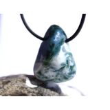 Moosachat gr&uuml;n Trommelstein gebohrt - sch&ouml;ne Qualit&auml;t - ca. 2,8 cm x 2,2 cm x 1,5 cm