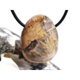 Versteinertes Holz Trommelstein gebohrt - Sonderqualität - ca. 2,9 cm x 2,3 cm x 1,4 cm