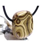 Schalenblende Schmuckstein / Scheibenstein gebohrt (Sphalerit-Wurtzit) - Rarit&auml;t - AA-Sonderqualit&auml;t - Handarbeit - ca. 2,5 cm x 2 cm x 0,7 cm