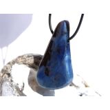 Richterit XXXL Schmuckstein / Scheibenstein gebohrt - Rarit&auml;t - AA-Sonderqualit&auml;t - Unikat - Handarbeit - ca. 5,1 cm x 2,9 cm x 0,8 cm (GKS)