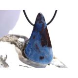 Richterit XXXL Schmuckstein / Scheibenstein gebohrt - Rarit&auml;t - AA-Sonderqualit&auml;t - Unikat - Handarbeit - ca. 5,1 cm x 2,9 cm x 0,8 cm (GKS)