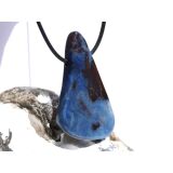 Richterit XXXL Schmuckstein / Scheibenstein gebohrt - Rarit&auml;t - AA-Sonderqualit&auml;t - Unikat - Handarbeit - ca. 5,1 cm x 2,9 cm x 0,8 cm (GKS)