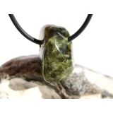 Vesuvian gr&uuml;n (Idokras) Trommelstein gebohrt -...