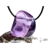 Amethyst mittelhell "Regenbogenkristall" Trommelstein / Schmuckstein gebohrt - AA-Sonderqualität - ca. 3 cm x 2,5 cm x 2 cm