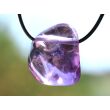 Amethyst mittelhell "Regenbogenkristall" Trommelstein / Schmuckstein gebohrt - AA-Sonderqualität - ca. 3 cm x 2,5 cm x 2 cm