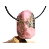 Kobaltcalcit / Kobaltdolomit Trommelstein gebohrt -...