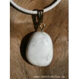 Magnesit Trommelstein mit &Ouml;se, ca. 1,9 cm x 1,7 cm x...