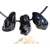 Tektit Trommelsteine gebohrt - Sonderqualität - ca. 2,2 - 3 cm / ca. 6-8 g/St