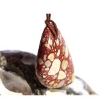 Tr&uuml;mmer-Jaspis (Tr&uuml;mmerjaspis / Konglomerat) Trommelstein gebohrt - Sonderqualit&auml;t - Rarit&auml;t - ca. 3,5 cm x 2,4 cm x 0,7 cm (GKS)