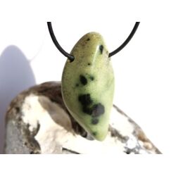 Serpentin mit Chromit "Chytha" XXXL Trommelstein gebohrt - Sonderqualität - ca. 5,1 cm x 2,5 cm x 1,7 cm