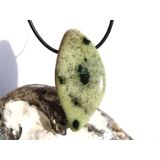Serpentin mit Chromit "Chytha" XXXL Trommelstein gebohrt - Sonderqualität - ca. 5,1 cm x 2,5 cm x 1,7 cm