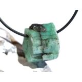 Smaragd Kristallstab / Rohsteinform angetrommet, gebohrt...