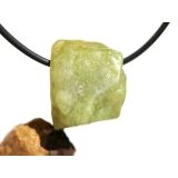 Titanit (Sphen) Rohsteinform angetrommelt gebohrt (Trommelstein) - Sonderqualität - Rarität - ca. 2,4 cm x 2,1 cm x 1,6 cm