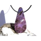 Sugilith XXXL Schmuckstein Cabochon / Scheibenstein gebohrt - Rarit&auml;t - Sonderqualit&auml;t - ca. 5,1 cm x 2,4 cm x 0,5 cm