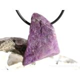 Sugilith XL Rohsteinform angetr. (Trommelstein) gebohrt - Rarit&auml;t - AA-Sonderqualit&auml;t - ca. 3,8 cm x 2,7 cm x 1,3 cm