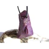 Sugilith XL Rohsteinform angetr. (Trommelstein) gebohrt - Rarit&auml;t - AA-Sonderqualit&auml;t - ca. 3,8 cm x 2,7 cm x 1,3 cm