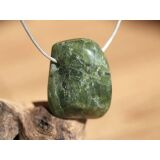 Vesuvian gr&uuml;n (Idokras) Trommelstein gebohrt - ca....