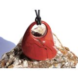 Jaspis rot XXL Schmuckstein gebohrt mit Lederband - Sonderqualit&auml;t - ca. 4,3 cm x 3,8 cm x 0,5 cm
