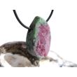 Rubin-Zoisit (Anyolith) Schmuckstein mit Rohsteinform gebohrt - AA-Sonderqualit&auml;t - Handarbeit - ca. 3,2 cm x 2,1 cm x 1,5 cm